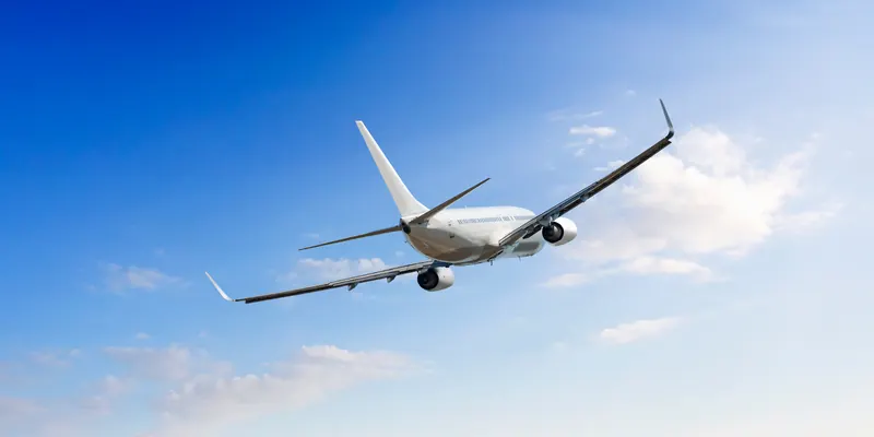 青空を飛ぶ旅客機