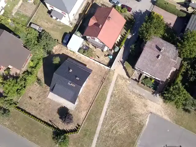戸建てが並ぶ住宅街を真上から見た風景