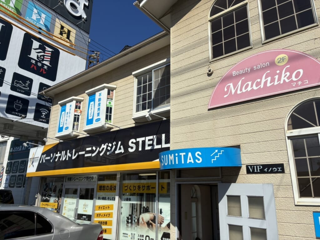 SUMiTASのひさしがかかる1階の入口（事務所は2階）